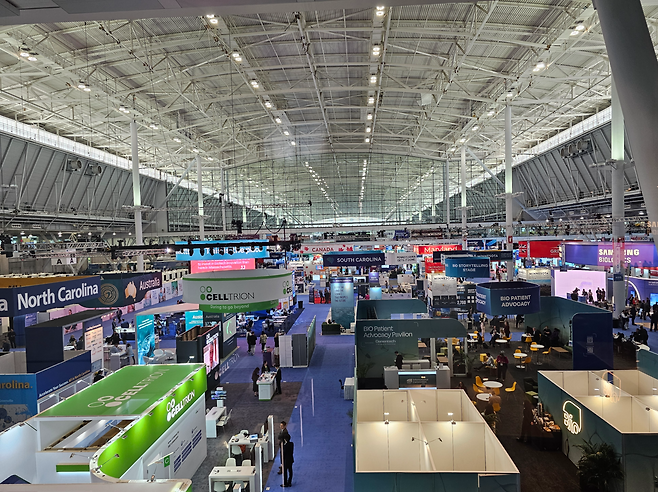 지난 6월 미국 보스턴에서 열린 ‘바이오 USA 2025’에서 전세계 글로벌 바이오 기업들이 마련한 부스. 보스턴=최은지 기자.