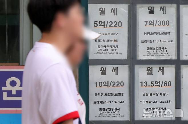 [서울=뉴시스] 홍효식 기자 = 올해 들어 월세 거래량이 지난달 이미 100만건을 넘어섰다.오늘(17일) 대법원 등기정보광장에 따르면 올해 7월까지 전국적으로 확정일자를 받은 주택 임대차 계약 가운데 월세를 낀 계약은 105만6,898건으로 집계됐다.또 올해 전국적으로 월세가 낀 계약 비중은 61.9%를 기록해 처음으로 60%대 진입했다. 서울 월세 비중은 역대 최고인 64.1%에 달하며 월세 시대가 가속화되고 있다.사진은 17일 서울 시내 한 부동산에 게시된 월세 매물 정보. 2025.08.17. yesphoto@newsis.com
