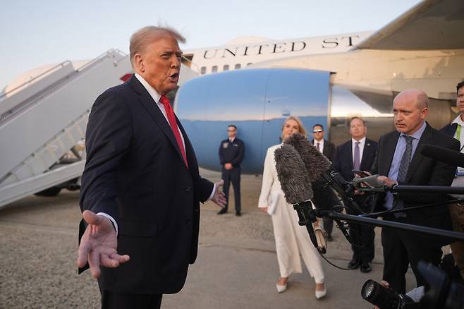 [앤드루스 합동기지=AP/뉴시스] 도널드 트럼프 미국 대통령이 지난 7일(현지 시간) 메릴랜드주 앤드루스 합동기지에 도착한 뒤 기자들의 질문에 답하고 있다. 2025.09.10.