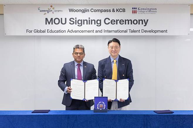 [서울=뉴시스]서종윤(오른쪽) 웅진컴퍼스 대표이사와 스바라자 수브라마니암 켄싱턴대학교 브루나이캠퍼스 총장.(사진=웅진 제공) 2025.09.10. photo@newsis.com *재판매 및 DB 금지