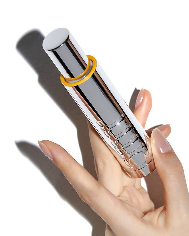 [서울=뉴시스] 아모레퍼시픽의 프리메라가 보습과 자외선 차단을 동시에 구현한 새로운 핸드 케어 제품 '더 핸드 크림 미스트 UV(SPF 15)'를 출시한다고 10일 밝혔다. (사진=아모레퍼시픽 제공) *재판매 및 DB 금지