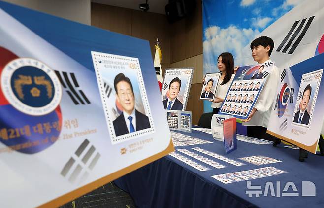 [서울=뉴시스] 배훈식 기자 = 모델들이 10일 오전 서울 영등포구 여의도 포스트타워에서 이재명 제21대 대통령 취임 기념우표를 선보이고 있다. 이 대통령 취임 100일을 맞아 발행되는 이번 기념우표는 오는 11일부터 전국 총괄우체국과 인터넷 우체국에서 구입할 수 있다. 2025.09.10. dahora83@newsis.com