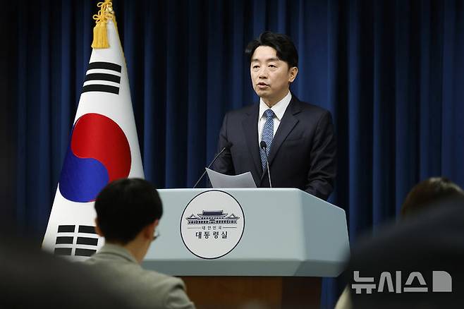 [서울=뉴시스] 최동준 기자 = 강훈식 비서실장이 9일 서울 용산 대통령실 청사에서 브리핑을 하고 있다. 2025.09.09. photocdj@newsis.com