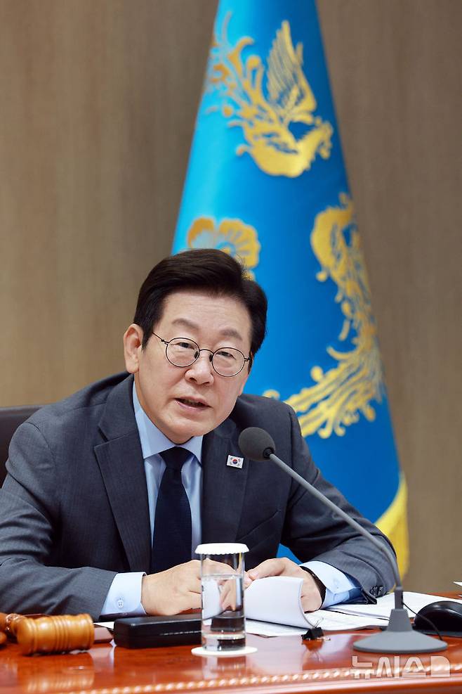 [서울=뉴시스] 고범준 기자 = 이재명 대통령이 9일 서울 용산 대통령실 청사에서 열린 제41회 국무회의에서 민생경제 회복·안정 대책 토론 발언을 하고 있다. 2025.09.09. bjko@newsis.com