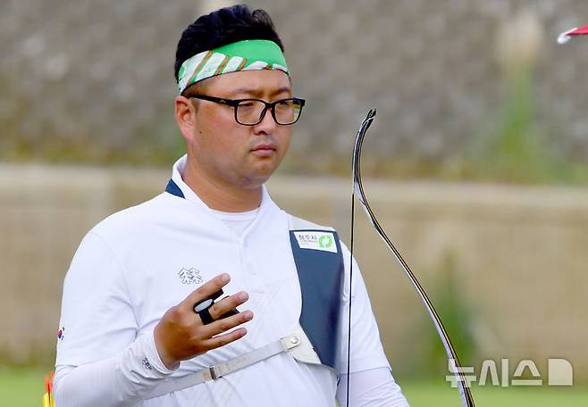 [광주=뉴시스] 류형근 기자 = 10일 오전 광주 남구 광주국제양궁장에서 열린 광주2025현대세계양궁선수권대회 리커브 남자 개인전 예선, 한국의 김우진(청주시청)이 출전 준비를 하고 있다. 2025.09.10. hgryu77@newsis.com