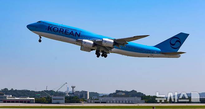 [서울=뉴시스] 김선웅 기자 = 미국 조지아주 현대차그룹-LG에너지솔루션 배터리 합작 공장 건설 현장에서 구금된 한국인들을 태울 대한항공 B747-8i 전세기가 10일 오전 인천국제공항 2터미널 계류장에서 이륙하고 있다. 체포·구금된 한국인 300여명은 현지시간으로 10일 오후 2시 30분(한국시간 11일 오전 3시 30분) 전후 현지에서 출발할 것으로 전해졌다. (공동취재). 2025.09.10. photo@newsis.com