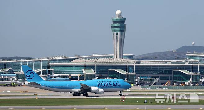 [인천공항=뉴시스] 김선웅 기자 = 미국 조지아주 현대차그룹-LG에너지솔루션 배터리 합작 공장 건설 현장에서 체포·구금된 우리 국민 300여명을 태울 대한항공 B747-8i 전세기가 10일 오전 인천국제공항에서 이륙하기 위해 활주로로 이동하고 있다.체포·구금된 한국인 300여명은 현지시간으로 10일 오후 2시 30분(한국시간 11일 오전 3시 30분) 전후 현지에서 출발해 한국시간 11일 오후 6시20분께 인천공항에 도착할 예정이다. 2025.09.10. mangusta@newsis.com