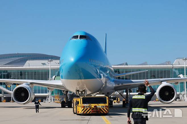 [인천공항=뉴시스] 김선웅 기자 = 미국 조지아주 한국 공장에서 체포·구금된 한국 노동자 350여명을 수송하기 위한 대한항공 보잉747-8i 전세기가 10일 오전 인천국제공항에서 이륙하기 위해 활주로로 이동하고 있다. (공동취재) 2025.09.10. photo@newsis.com