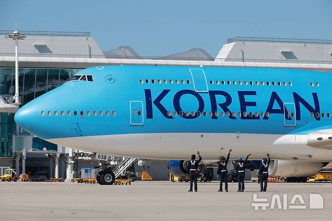 [인천공항=뉴시스] 김선웅 기자 = 미국 조지아주 한국 공장에서 체포·구금된 한국 노동자 350여명을 수송하기 위한 대한항공 보잉747-8i 전세기가 10일 오전 인천국제공항에서 이륙하기 위해 활주로로 향하자 한국공항(KAS) 직원들이 손을 흔들고 있다. (공동취재) 2025.09.10. photo@newsis.com
