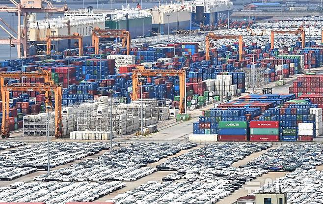 [평택=뉴시스] 김종택 기자 = 사진은 이날 경기 평택시 포승읍 평택항에 수출입 컨테이가 쌓여있는 모습. 2025.09.04. jtk@newsis.com