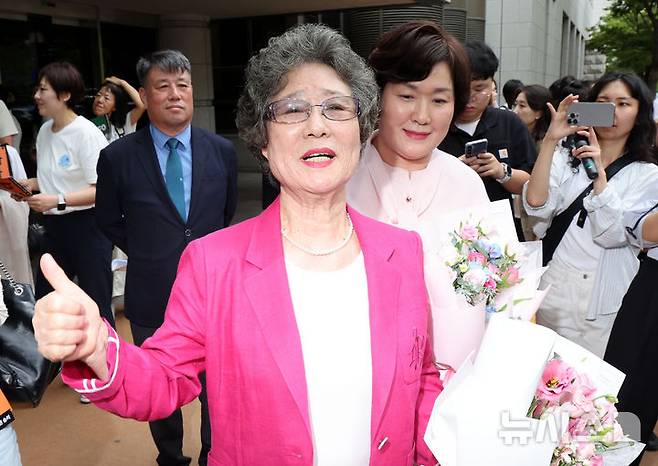[부산=뉴시스] 하경민 기자 = 61년 전 성폭행에 저항하는 과정에서 가해자의 혀를 깨물어 1.5㎝가량 절단하는 상해를 입혔다는 이유로 가해자보다 더 중한 형을 선고받았던 최말자(79)씨가 재심에서 무죄를 선고받았다. 10일 부산 연제구 부산지방법원 앞에서 최씨가 무죄 선고를 받고 기뻐하고 있다. 2025.09.10. yulnetphoto@newsis.com