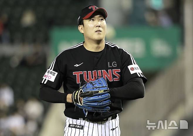 [서울=뉴시스] 정병혁 기자 = 10일 서울 송파구 잠실야구장에서 열린 2025 KBO리그 LG 트윈스 대 두산 베어스의 경기, 5회말 두산 공격을 막아낸 LG 선발 손주영이 덕아웃을 향하고 있다. 2025.09.10. jhope@newsis.com