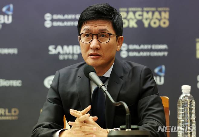 [서울=뉴시스] 조성우 기자 = 이기훈 웰바이오텍 회장이 지난 2022년 10월11일 오전 서울 중구 한국프레스센터에서 열린 '필리핀 복싱 영웅' 매니 파퀴아오와 무술가 유대경(D.K.Yoo)의 스페셜 매치 기자회견에서 발언하고 있다. 2022.10.11. xconfind@newsis.com