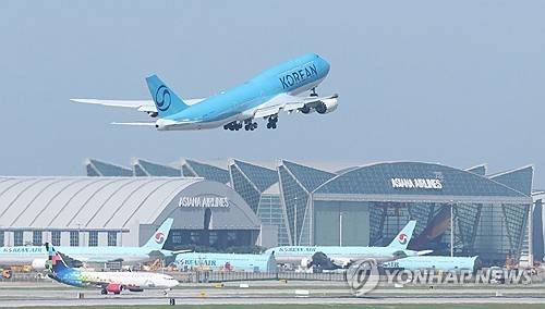 이륙하는 미국 구금 한국인 귀국편 대한항공 전세기 [연합뉴스 제공]