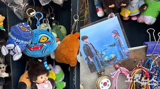 9일 오후 서울 종로구 인사동의 한 공예품 가게에 진열된 인형, 배지, 팔찌 등 케데헌 굿즈. 김수정 기자