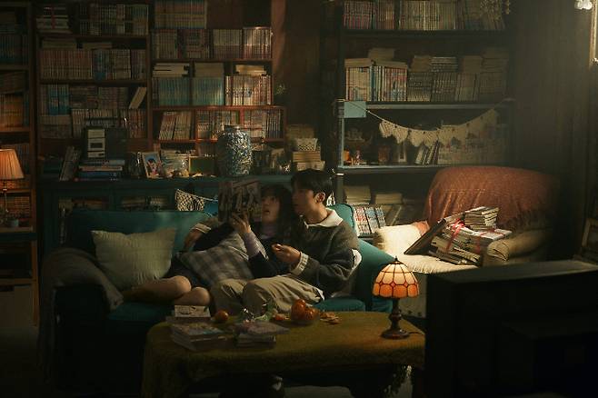 넷플릭스 영화 '고백의 역사'는 1998년 부산을 배경으로, 19살 박세리(신은수)가 학교 최고의 인기남 김현(차우민)에게 고백을 준비하며 평생의 콤플렉스인 곱슬머리를 펴기 위한 작전을 계획하던 중 전학생 한윤석(공명)과 얽히며 벌어지는 이야기를 다룬다. 넷플릭스 제공