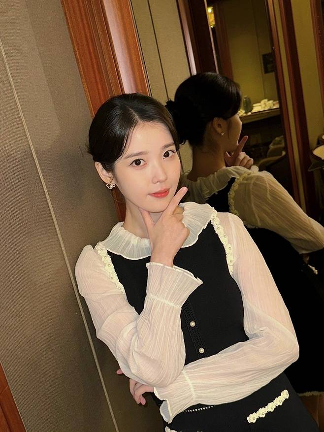 가수 겸 배우 아이유. 아이유 공식 트위터