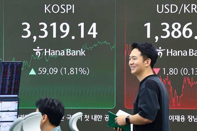 코스피가 장중 사상 최고점인 3,316.08(2021년 6월 25일)을 넘어 3,319.14를 기록한 10일 서울 중구 하나은행 본점 딜링룸 현황판에 코스피가 표시돼 있다. 연합뉴스