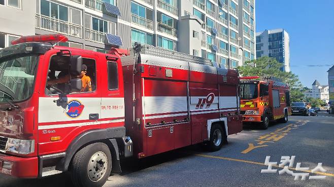 10일 오전 강릉의 한 아파트 저수조에 물을 채우기 위해 운반급수에 나선 소방차량. 전영래 기자