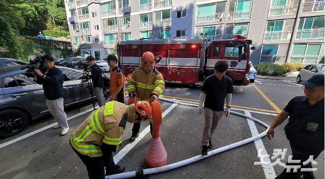 아파트 지하 저수조에 호스를 연결해 물을 채우고 있는 모습. 전영래 기자