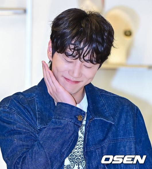 [OSEN=지형준 기자] 8일 오전 서울 잠실 롯데백화점 에비뉴엘 잠실점에서 이탈리아 럭셔리 패션 하우스 ‘에트로’ 포토행사가 열렸다.이날 배우 최지우, 이준영, 이수경이 참석했다.배우 이준영이 포즈를 취하고 있다. 2025.05.08 /jpnews@osen.co.kr