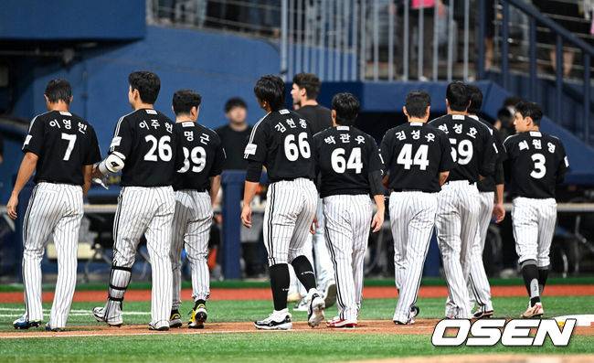 [OSEN=고척, 이대선 기자] 프로야구 최하위 키움 히어로즈가 1위 LG 트윈스에 뼈아픈 패배를 안겼다.&nbsp;키움은 9일 서울 고척스카이돔에서 열린 ‘2025 신한은행 SOL Bank KBO리그’ LG와의 경기에서 11-2로 승리했다.&nbsp;경기 종료 후 LG 선수들이 그라운드를 빠져 나가고 있다. 2025.09.09 /sunday@osen.co.kr