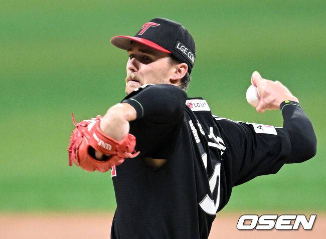 [OSEN=고척, 이대선 기자] 9일 오후 서울 고척스카이돔에서 2025 신한 SOL Bank KBO리그 키움 히어로즈와 LG 트윈스의 경기가 열렸다.키움은 알칸타라, LG는 톨허스트를 선발 투수로 내세웠다. 1회말 무사에서 LG 선발투수 톨허스트가 역투하고 있다. 2025.09.09 /sunday@osen.co.kr