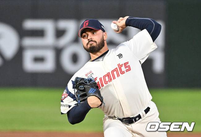 [OSEN=부산, 이석우 기자] 10일 부산 사직야구장에서 2025 신한 SOL 뱅크 KBO 리그 롯데 자이언츠와 한화 이글스의 경기가 열렸다. 홈팀 롯데는 감보아가, 방문팀 한화는 류현진이 선발 출전했다.롯데 자이언츠 선발 투수 감보아가 역투하고 있다. 2025.09.10 / foto0307@osen.co.kr