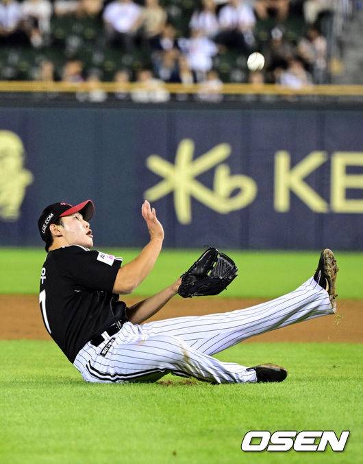 [OSEN=잠실, 조은정 기자]10일 오후 서울 잠실구장에서 ‘2025 신한 SOL Bank KBO리그’ 두산 베어스와 LG 트윈스의 경기가 열렸다.홈팀 두산은 콜어빈, 방문팀 LG는 손주영을 선발로 내세웠다.8회말 2사에서 LG 투수 김영우가 두산 양의지의 내야 뜬공을 넘어지며 포구하고 있다. 2025.09.10 /cej@osen.co.kr