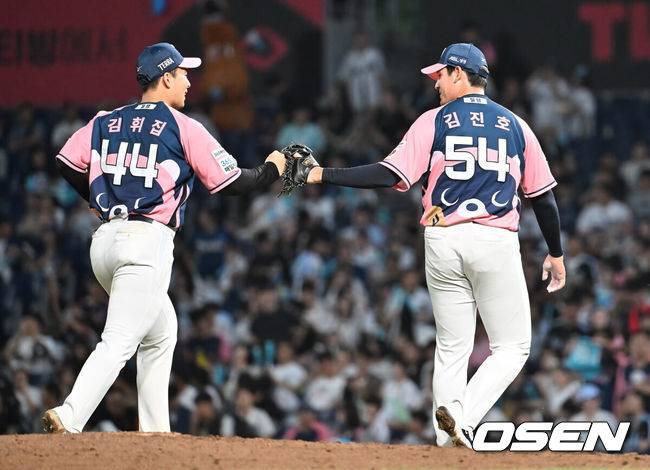 [OSEN=창원, 이석우 기자] 7일 창원NC파크에서 2025 신한 SOL 뱅크 KBO 리그 NC 다이노스와 KIA 타이거즈의 경기가 열렸다. 홈팀 NC는 구창모가, 방문팀 KIA는 양현종이 선발 출전했다. NC 다이노스 김진호가 8회초 2사 2,3루 KIA 타이거즈 김태군을 3루수 땅볼로 잡고 김휘집과 하이파이브를 하고 있다. 2025.09.07 / foto0307@osen.co.kr