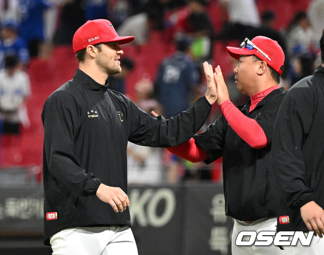 [OSEN=광주, 이대선 기자] KIA 타이거즈가 짜릿한 영봉승으로 5강 불씨를 이어갔다. KIA는 10일 광주-기아 챔피언스필드에서 열린 2025 신한은행 SOL bank KBO리그 삼성 라이온즈와의 경기를 4-0으로 잡았다.이날 경기가 없는 KT 위즈와 자리를 맞바꿔 5위로 내려갔다.경기 종료 후 KIA 네일이 이범호 감독과 승리의 기쁨을 나누고 있다. 2025.09.10 /sunday@osen.co.kr