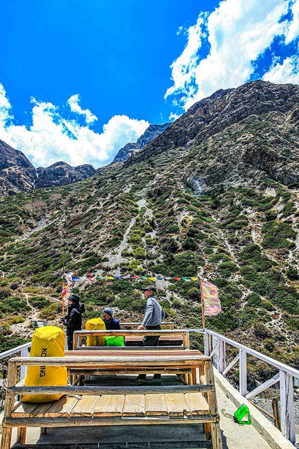 야크카르카에서 휴식을 취하고 있다.