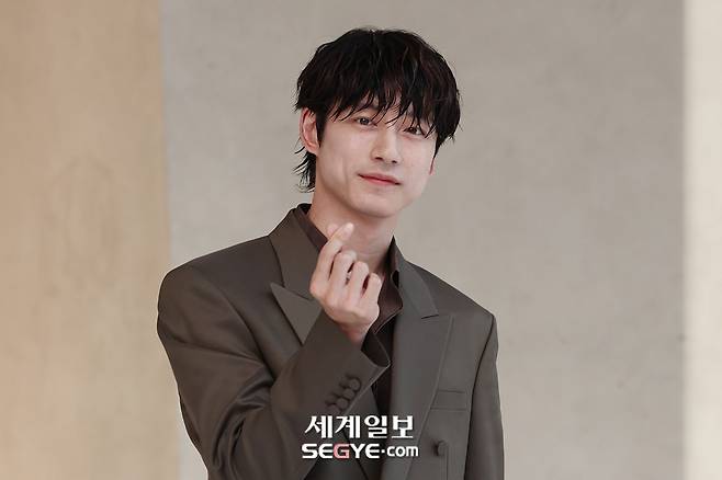 일본 배우 사카구치 켄타로가 지난 3일 서울 성동구 아이아이컴배인드의 신사옥 하우스 노웨어 서울에서 열린 프리 오픈 행사에 참석해 포즈를 취하고 있다. 한윤종 기자