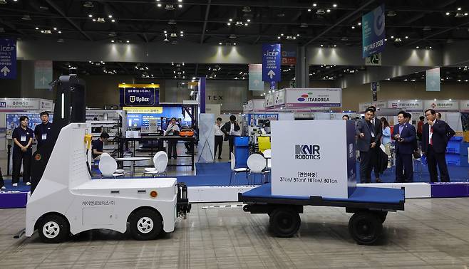 10일 경기 고양시 킨텍스에서 열린 제5회 국제 운송·공급망 관리 산업전(SCM FAIR 2025)을 찾은 관람객들이 무인 운송차량을 살펴보고 있다.