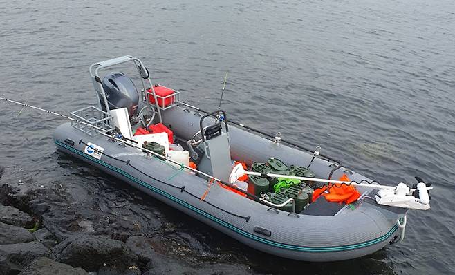 8일 오전 제주시 한경면 용수리 해안가에서 발견된 중국인 6명이 제주에 타고 온&nbsp;레저보트. 독자 제공