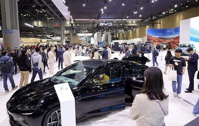 올해 4월 경기도 고양시 킨텍스에서 열린 ‘2025 서울모빌리티쇼 개막식’에서 관람객들이 BYD(비야디) 전시장을 둘러보며 관심을 보이고 있다. 연합뉴스