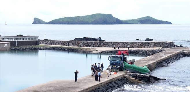해경과 경찰 등 관계자들이 8일 오전 제주시 한경면 용수리 해안가에서 이날 오전 발견된 미확인 보트를 조사해 인양하려 하고 있다. 2025.9.8 연합뉴스