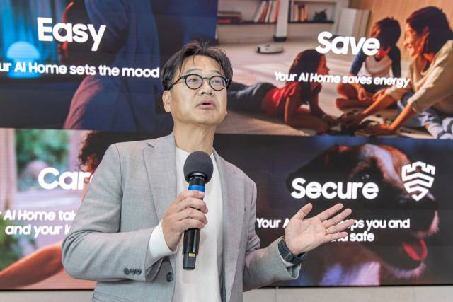 윤철웅 삼성전자 영국법인장 상무가 영국 런던에 위치한 '삼성 킹스크로스'에서 'AI 홈' 경험에 대해 설명하고 있다. 사진제공=삼성전자