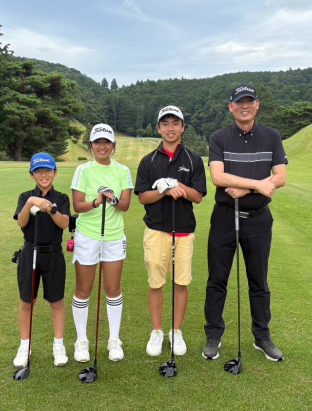 제자들과 포즈를 취한 마이클 도모야 스미스(오른쪽). 20년 레슨 경력을 자랑한다. 사진 제공=마이클 도모야 스미스