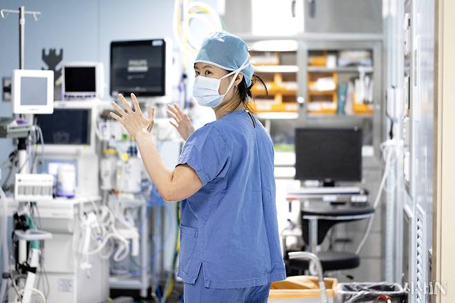 13년 차 김미나 외과의가 8월27일 국립중앙의료원 서울권역 외상센터 수술실에 서 있다. ⓒ시사IN 박미소
