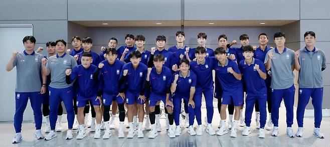 U-20 축구국가대표팀 선수단이 8일 인천국제공항에서 2025 칠레 U-20 월드컵 출국에 앞서 기념촬영을 하고 있다. 올해 2월 U-20 아시안컵을 마친 뒤 소집 훈련 시간이 많지 않았고, 선수단도 11명이 바뀌었다. 목표인 3대회 연속 4강 진출을 이뤄내려면 선수들의 조직력과 이창원 감독(왼쪽 끝)의 임기응변이 필요하다. 뉴시스
