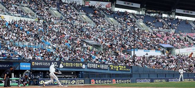 KBO는 9일 역대 최초로 1100만 관중을 돌파했다. 5일 단일 시즌 역대 최다 관중 신기록에 이어 연일 관중 신기록이 써지고 있다.｜뉴시스