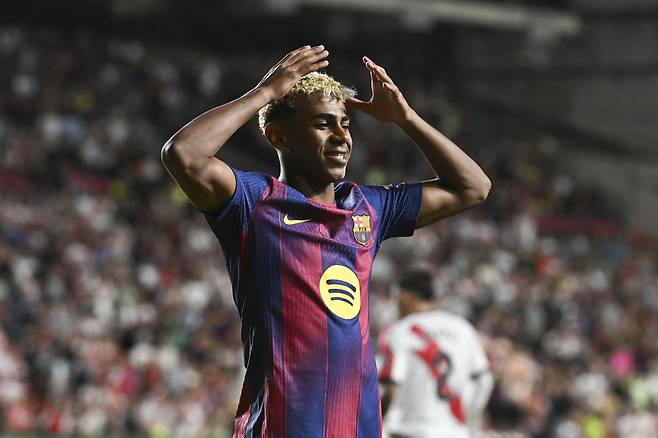 라민 야말이 지난달 31일 스페인 마드리드에서 열린 스페인 프로축구 라리가라요 바예카노전에서 골을 넣은 뒤 뭔가를 머리에 쓰는 세리머니를 하고 있다. EPA