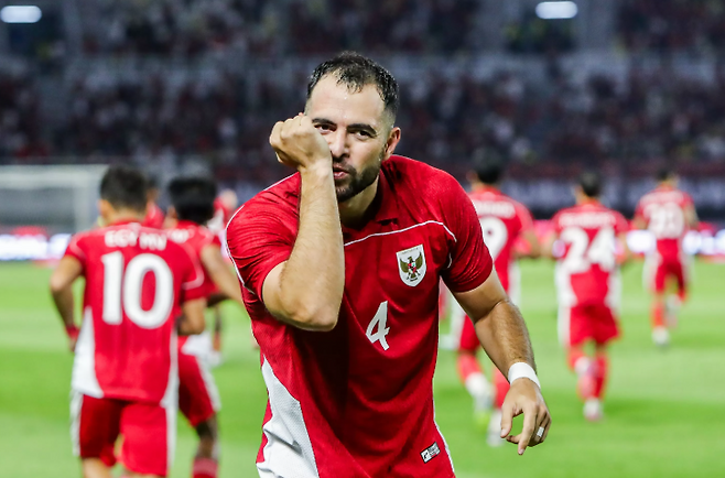 ▲ 인도네시아 대표팀 소속으로 대만과 평가전에서 득점한 귀화 출신 수비수 조르디 아마트. 과거 스완지 시티에서 기성용과 뛴 적이 있다. ⓒ 자와포스