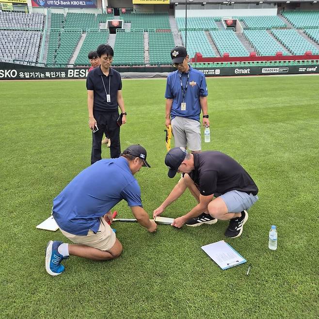 ▲ 구장 관리 실태 조사 ⓒKBO