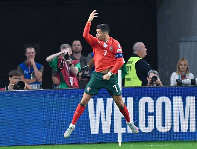 ▲ 호날두가 2026 국제축구연맹(FIFA) 북중미월드컵 유럽예선 헝가리전에서 골을 넣고 '월드컵 예선 역대 최다골' 타이 기록을 만들었다 ⓒ연합뉴스/EPA