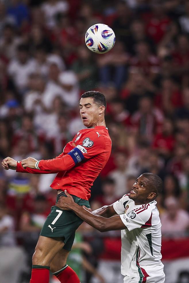 ▲ 호날두가 2026 국제축구연맹(FIFA) 북중미월드컵 유럽예선 헝가리전에서 골을 넣고 '월드컵 예선 역대 최다골' 타이 기록을 만들었다 ⓒ연합뉴스/EPA