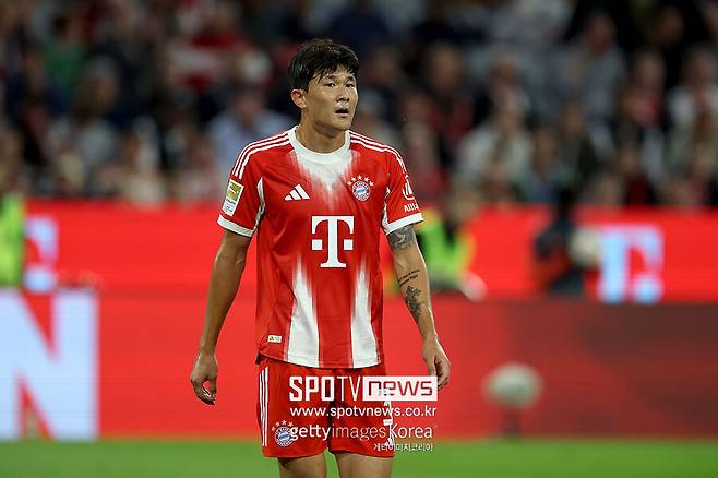 ▲ 지난 시즌 이후 김민재는 사우디아라비아를 포함한 여러 구단과 이적설에 휘말렸다. 특히 사우디 리그의 알힐랄, 알나스르 등 구단들이 거액의 이적료와 연봉을 제시한 것으로 알려졌다. 하지만 김민재는 이러한 제안들에 흔들림 없이 바이에른 뮌헨에 남았고, 이번 개막전 활약으로 자신의 위치를 확고히 하고자 한다.