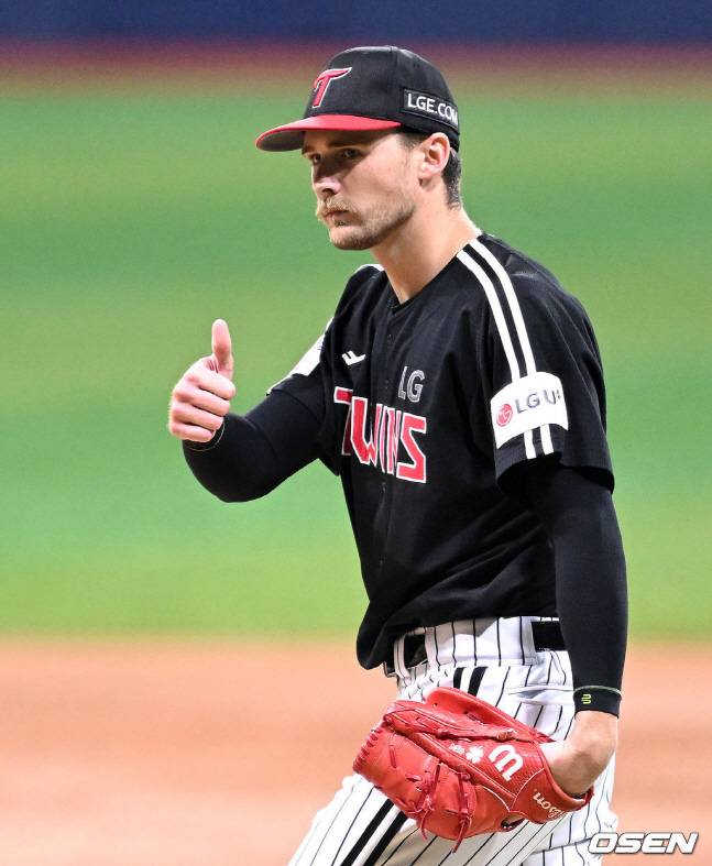 포수에게 엄지를 치켜올리며 고마움을 표하는 톨허스트.