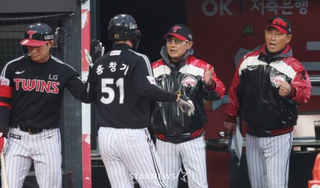 홍창기(왼쪽에서 2번째)와 하이파이브를 하고 있는 염경엽 감독. /사진=김진경 대기자